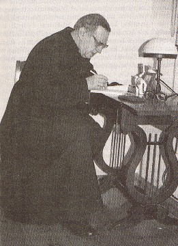 Ksiądz Jan Twardowski dedykuje swoją książkę Wojciechowi Jaruzelskiemu (foto JSS)