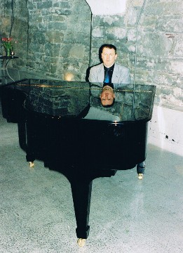 Witold Czajkowski przy fortepianie w Teatrze Stok (Foto JSS)