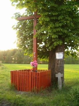 Krzyż w Budach Michałowskich z klepsydrą (Foto Andrzej Skorupski)