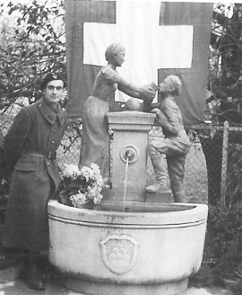Jan Zbigniew Bem w czasie internowania z wykonaną przez siebie rzeźbą