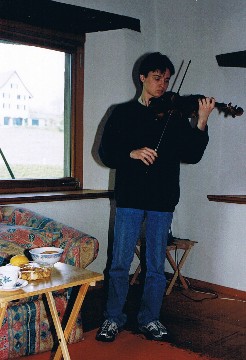 Jakub Działak gra w Twierdzy Ciszy Capriccio Nr 17 Paganiniego (Foto JSS)