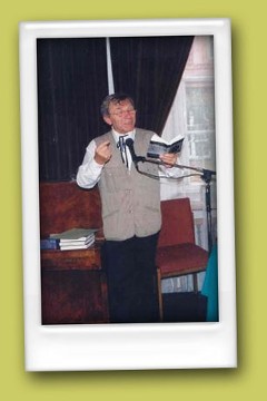 Wojciech Siemion w Klubie Księgarza w Warszawie czyta sonety z tomu TEMPO 6.08.1998  (Foto JSS)
