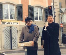 W owej czapce z Witoldem Czajkowskim przed spektaklem w Teatrze STOK (BL)