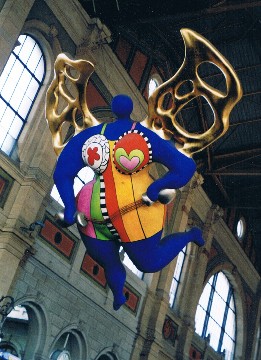 Anioł Niki de Saint Phalle na zuryskim dworcu