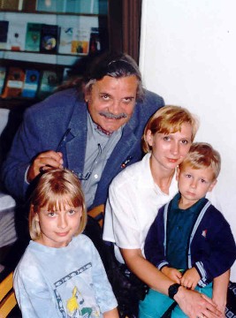 Podczas premiery książki Tempo z synową, wnuczką Izabelą i wnuczkiem Adamem