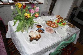 Skromne wielkanocne śniadanie 2009 - bez kiełbas i szynek, tylko z łososiem i powidłami, jednak z zajączkiem i z babką wenecką  colomba (Foto JSS)