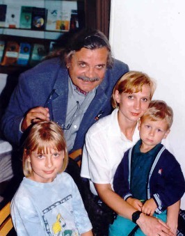 Z rodziną podczas premiery tomu TEMPO w Klubie Księgarza - synowa Anna z wnuczką Izabelą i wnukiem Adamem