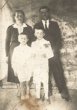 1947 - Pierwsza Komunia - z młodszym Bratem Izydorem oraz z  Rodzicami Rozalią i Piotrem